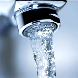 Пролив воды через эталон и счетчик воды